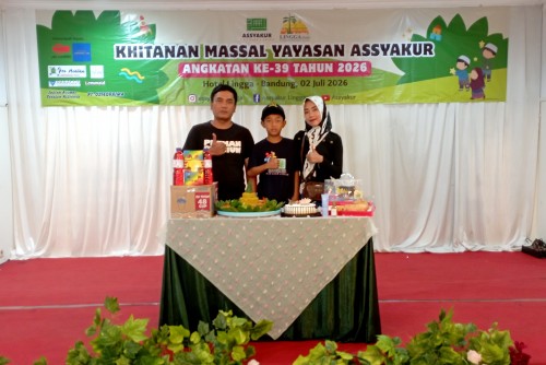 YAYASAN ASSYAKUR FOTO BERSAMA KELUARGA ANAK KHITAN